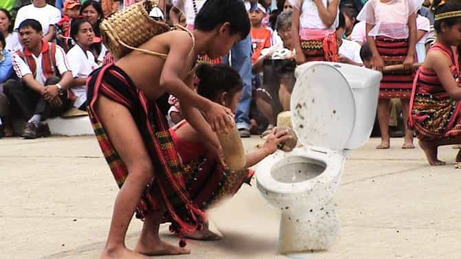 Strange Worship Of Toilets: काय? टॉयलेटची पूजा करतात या देशातील लोक? कारण वाचून बसेल धक्का