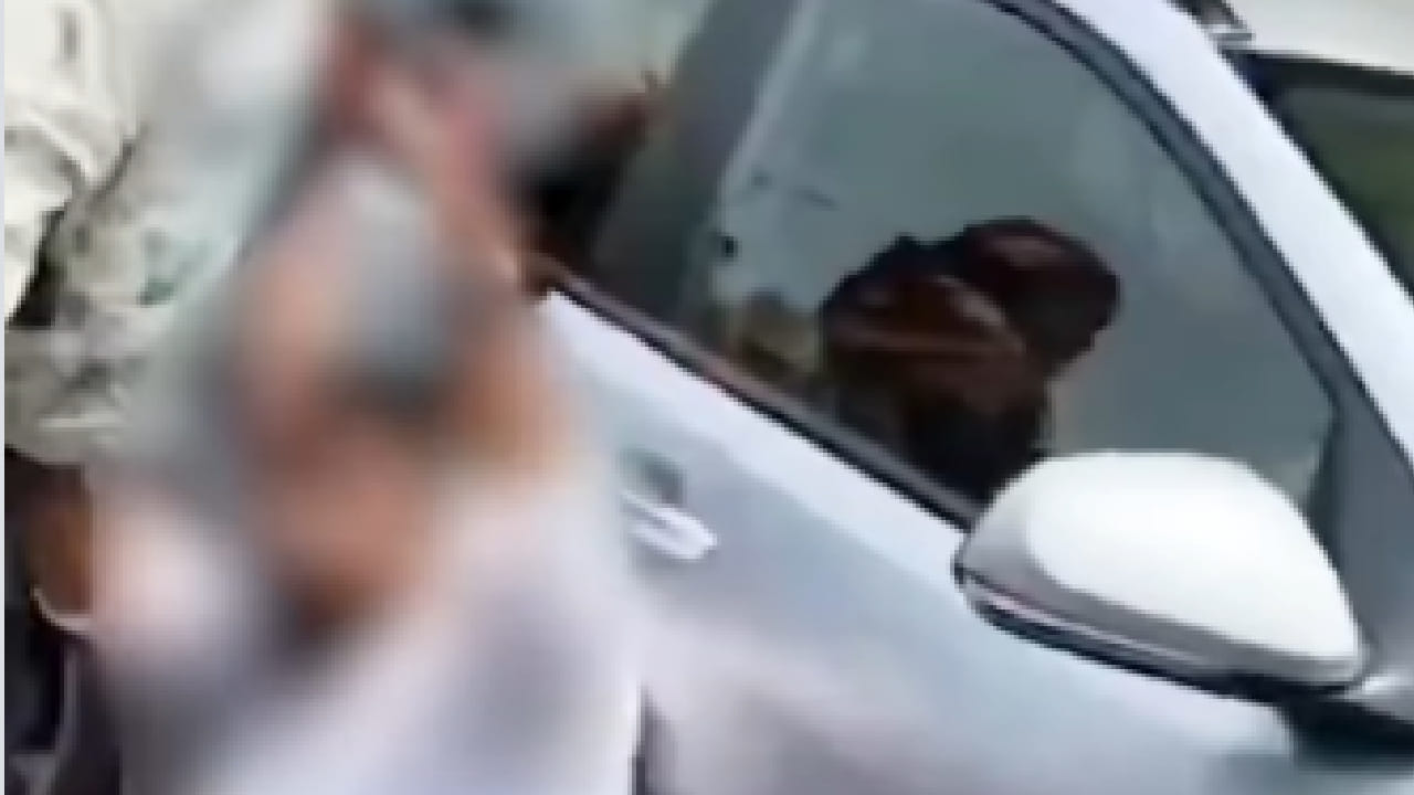 मिळालेल्या माहितीनुसार, एका खासगी बँकेचा रिकव्हरी एजंट थकीत क्रेडिट कार्ड बिलाच्या वसुलीसाठी संबंधित ग्राहकाला भेटण्यासाठी आला होता. दोघांची भेट 15 नंबर चौकात झाली असता सुरुवातीला त्यांच्यात शाब्दिक वाद झाला. वसुलीच्या पद्धतीवरून आणि एजंटच्या बोलण्यावरून हा वाद आणखी चिघळत गेला.