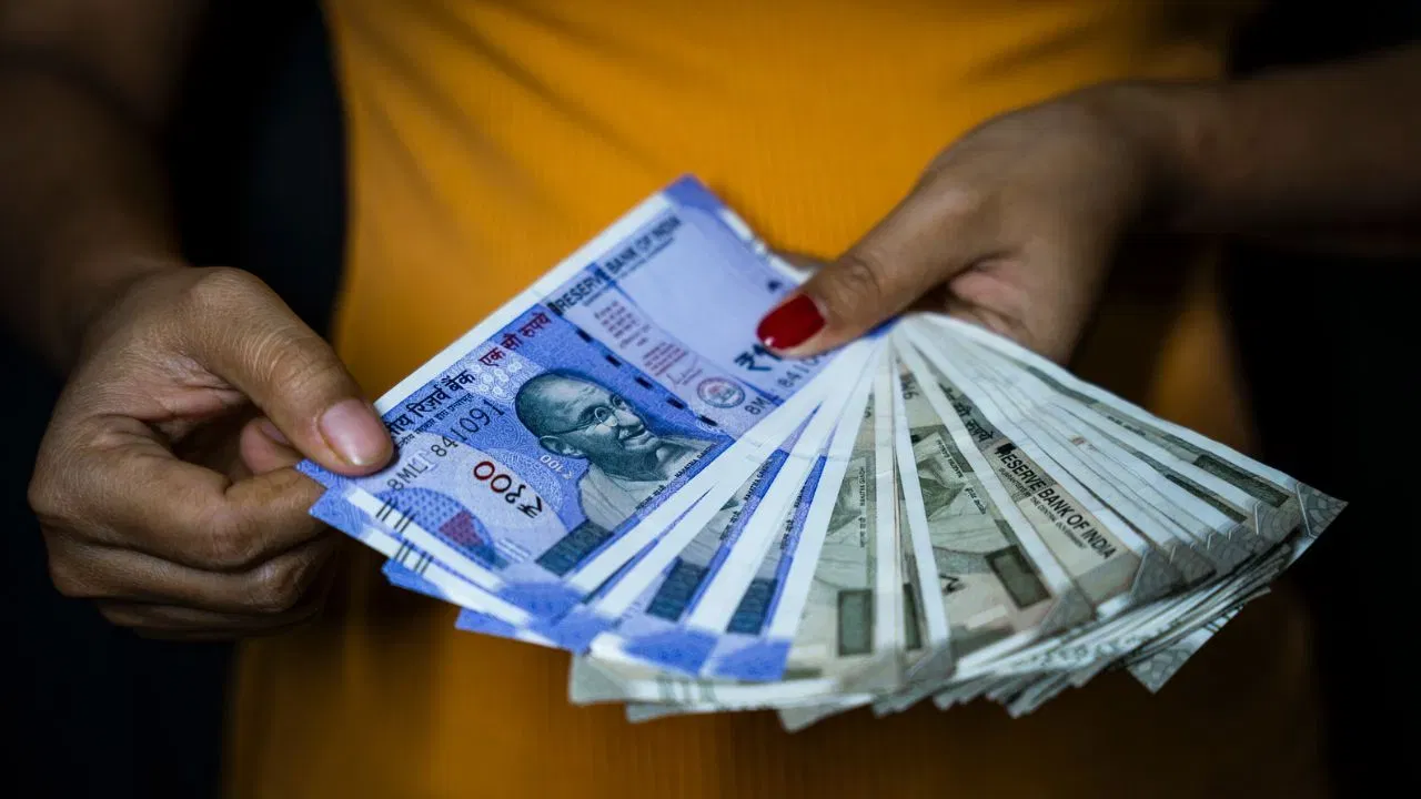 भारतातील इतिहास : भारतात कागदी चलनाची सुरुवात 18 व्या शतकाच्या उत्तरार्धात झाली. 'बँक ऑफ हिंदुस्तान'ने सर्वात आधी कागदी नोटा जारी केल्या होत्या. त्यानंतर 1861 च्या 'पेपर करन्सी ॲक्ट'नुसार नोटा छापण्याचे अधिकार ब्रिटीश सरकारकडे आले.