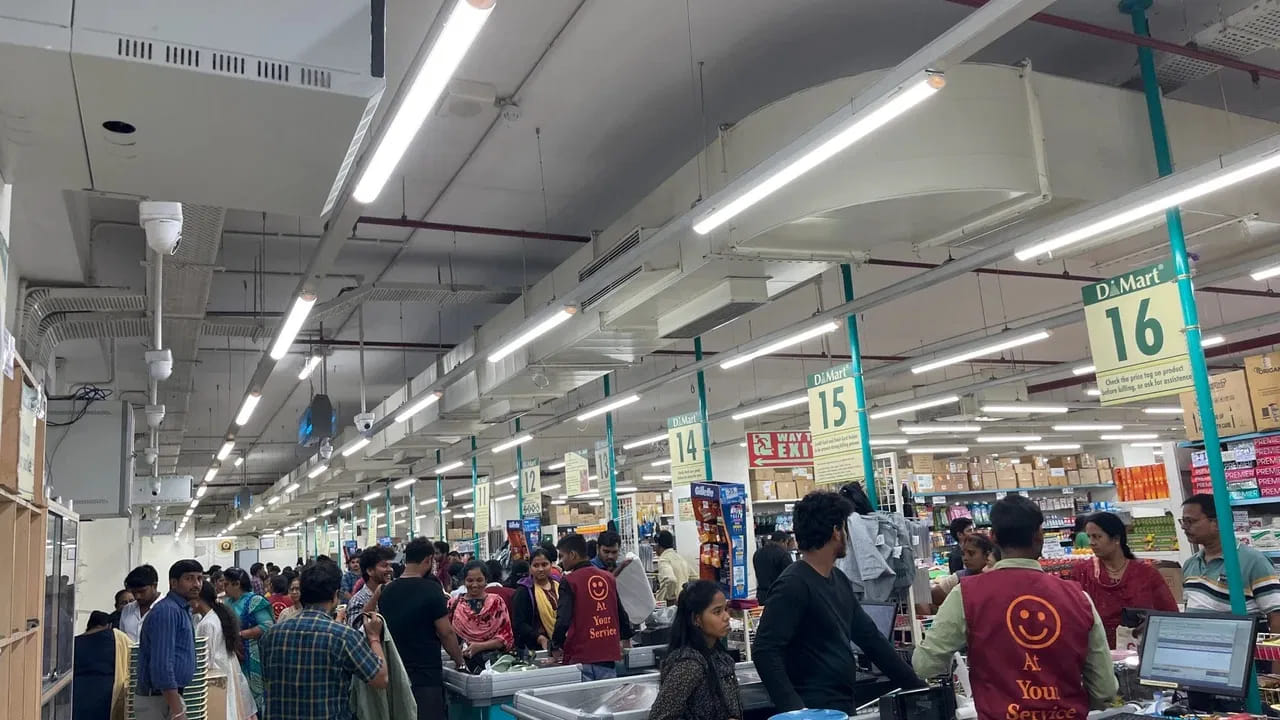 डी-मार्टमधील महिला कॅशिअरला किती पगार असतो? ऐकून तुम्ही देखील..