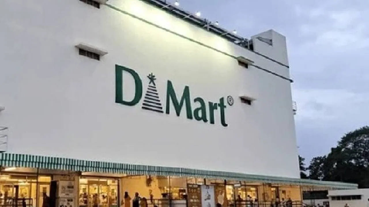 त्यामुळे डी-मार्टमध्ये ग्राहकांची मोठ्या प्रमाणात गर्दी असते. मात्र, तुम्ही कधी विचार केला आहे का की डी-मार्टमध्ये काम करणाऱ्या महिलांना किती पगार असतो? 