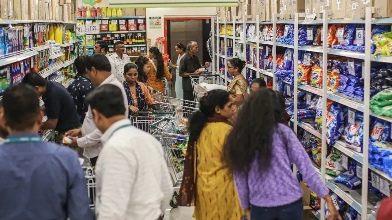 ज्यामध्ये सेल्स असोसिएट / कॅशिअर वर असणाऱ्या महिलांना महिन्याला 12 ते 14 हजार पगार मिळतो.