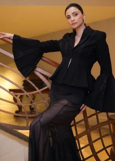 डेझी शाह या अभिनेत्रीला आज संपूर्ण भारत ओळखतो. आपलं सौंदर्य आणि अभिनयाच्या जोरावर आज तिचे बॉलिवुडमध्ये वेगळे स्थान आहे. 2014 साली दिग्गज अभिनेता सलमान खान याच्या जय हो चित्रपटापासून तिने आपल्या करिअरची सुरुवात केली. 