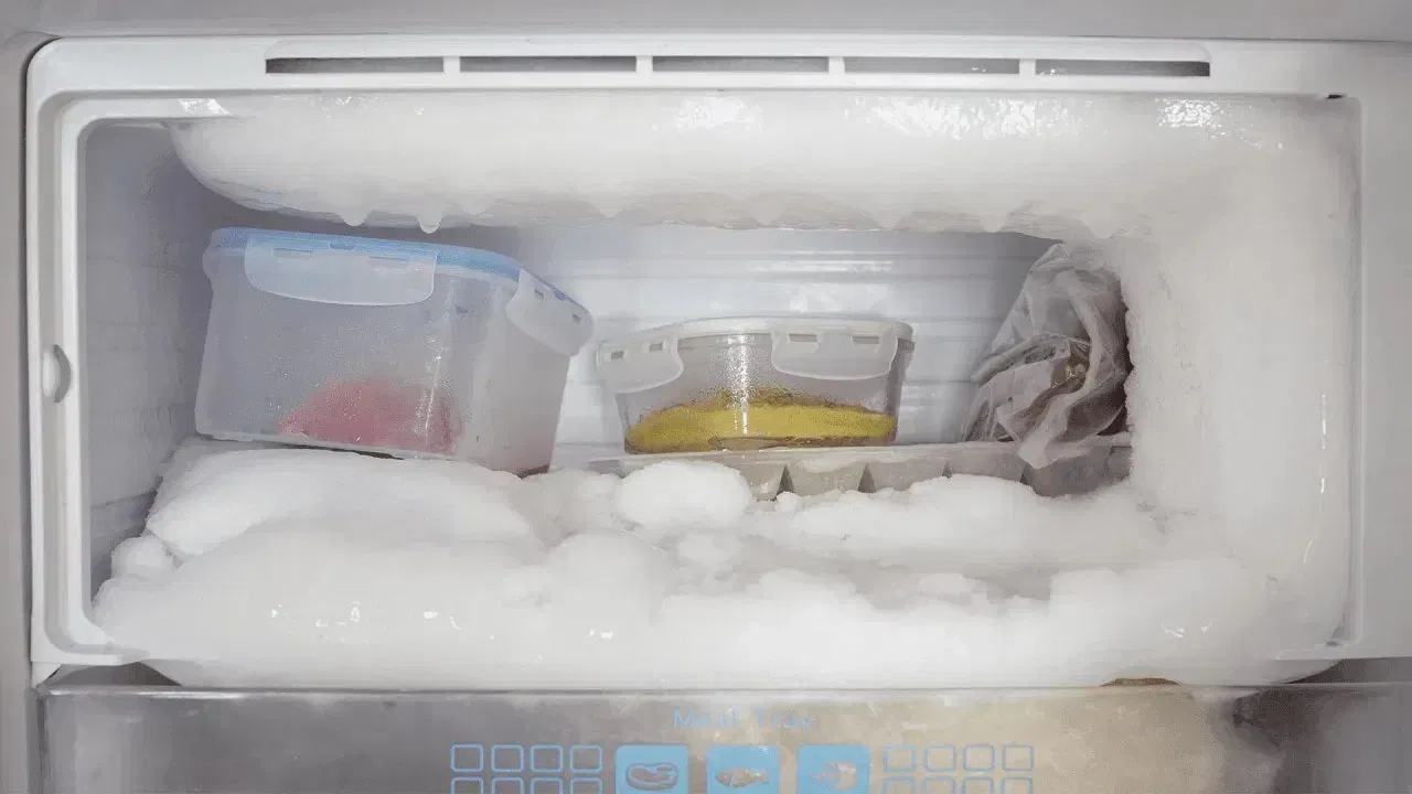 डीप फ्रीजरचे तापमान : सामान्य फ्रीजच्या तुलनेत डीप फ्रीजरचे तापमान खूपच कमी असते. डीप फ्रीजरचे तापमान साधारणपणे -18 अंश सेल्सिअस (0°F) किंवा त्यापेक्षा कमी ठेवले जाते.