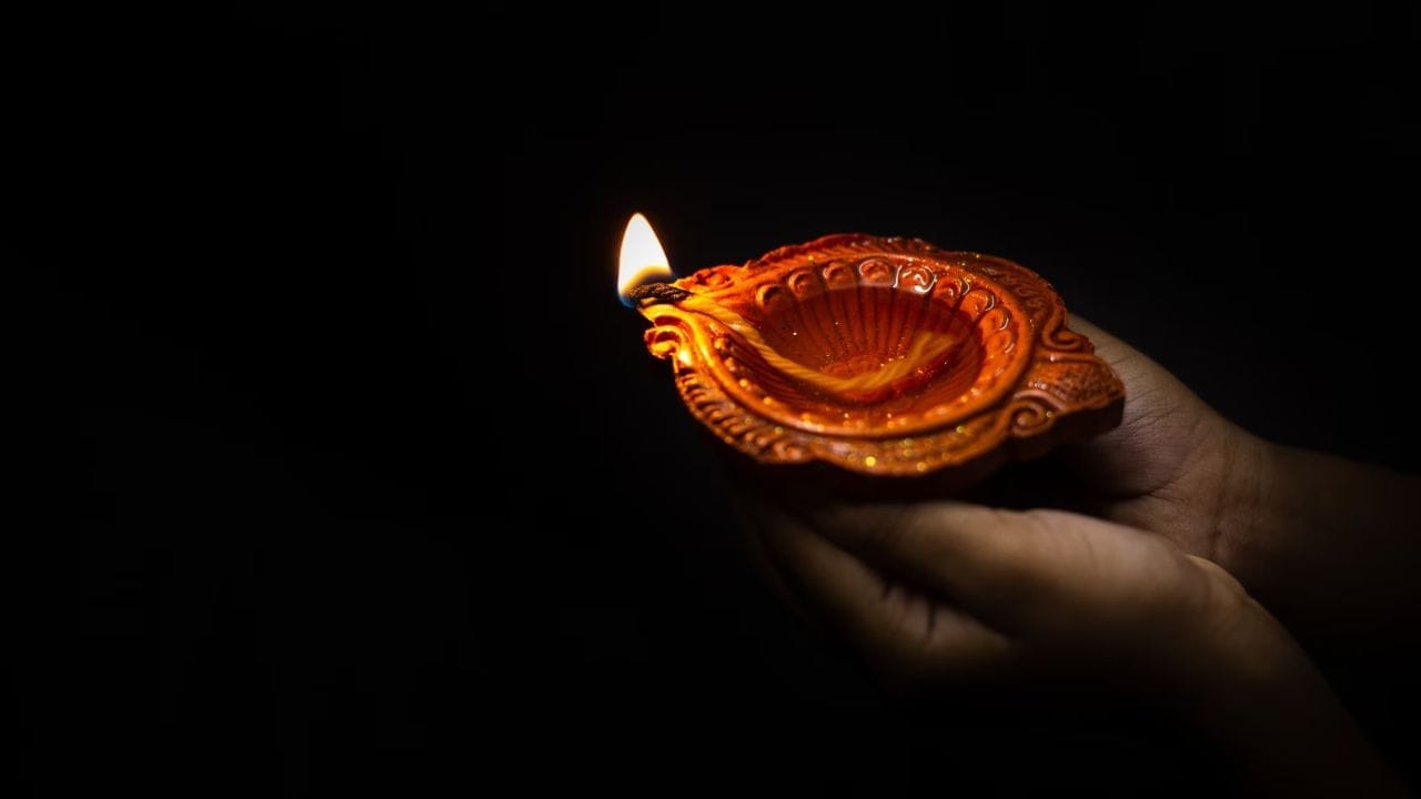 अनेकदा आपण दिवा लावताना वातीकडे फारसे लक्ष देत नाही. दिव्यामध्ये अनेक प्रकारच्या वाती वापरल्या जातात. याचा थेट परिणाम घराच्या सुख-समृद्धीवर आणि मानसिक स्थितीवर होतो.