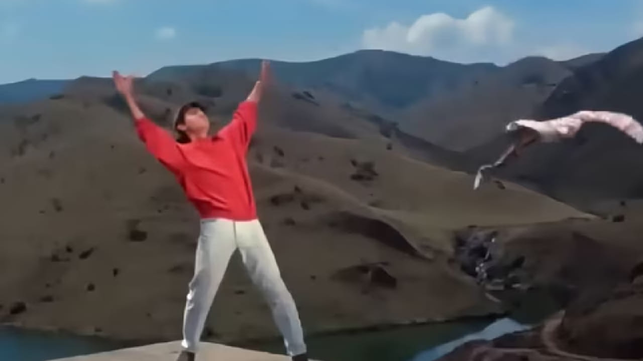 हे गाणं 1992 साली प्रदर्शित झालेल्या Jo Jeeta Wohi Sikandar या चित्रपटातील आहे. या चित्रपटात आमिर खानआयेशा झुल्का आणि पूजा बेदी यांच्यावर हे गाणं चित्रित करण्यात आलं होतं. या तिघांची केमिस्ट्री प्रेक्षकांना खूप आवडली आणि आजही ती आठवणीत राहिली आहे.