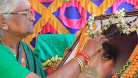 प्रसिद्ध अभिनेत्याची आई 80 कोटींचा बंगला सोडून राहतेय झोपडीत, कारण....