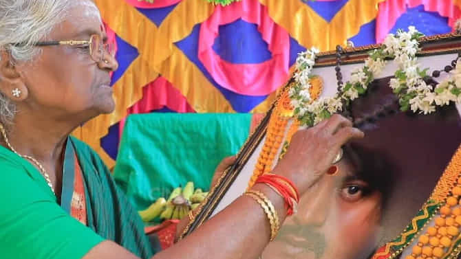प्रसिद्ध अभिनेत्याची आई 80 कोटींचा बंगला सोडून राहतेय झोपडीत, कारण ऐकून तुमच्याही डोळ्यात येईल पाणी