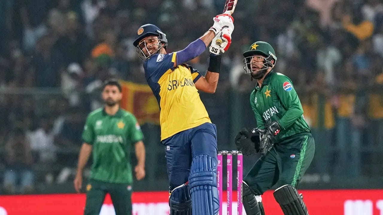 आतापर्यंत अनेक खेळाडूंनी पीएसएलऐवजी (PSL) आयपीएल स्पर्धेत खेळण्यास प्राधान्य दिलंय. खेळाडूंनी करारानंतरही पीएसएलमधून फक्त नि फक्त आयपीएलसाठी माघार घेतलीय. त्यामुळे पाकिस्तान क्रिकेट बोर्डाने माघार घेणाऱ्या खेळाडूंवर बंदीची कारवाई केली आहे. त्यात आता आणखी एका खेळाडूची भर पडली आहे. पीसीबीने श्रीलंकेच्या दासुन शनाका याच्यावर 1 वर्षाची बंदीची कारवाई केली आहे. (Photo Credit : PTI)