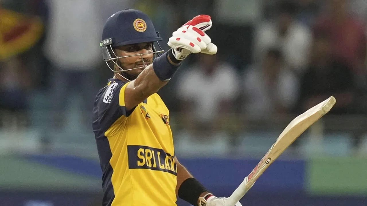 पीसीबीकडून बंदीची कारवाई होणारा दासून दुसरा खेळाडू ठरला आहे. पीसीबीने दासूनआधी झिंबाब्वेचा वेगवान गोलंदाज ब्लेसिंग मुझरबानी याच्यावर बंदी घातली. ब्लेसिंगनेही पीएसएलमधून माघार घेत आयपीएलमध्ये केकेआर टीमसह जोडला गेला.  (Photo Credit : PTI) 