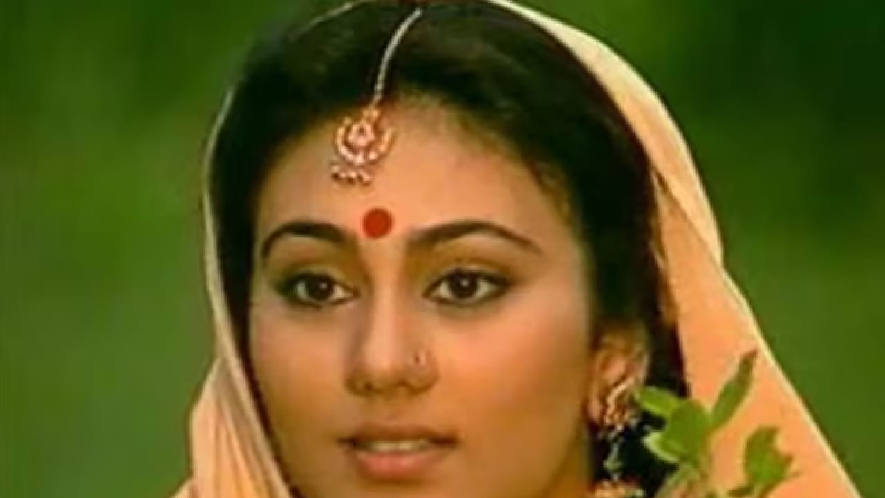 दरम्यान जया प्रदा यांच्या एका जुन्या जाहिरातीचा व्हिडिओ सोशल मीडियावर व्हायरल होत आहे. या व्हिडिओमध्ये जयाप्रदा अतिशय सुंदर दिसत असतानाही त्या एका दुसऱ्या अभिनेत्रीच्या सौंदर्याने प्रभावित झालेल्या दिसतात. तो चेहरा म्हणजेच दीपिका चिखलिया. त्यांच्या निरागस चेहऱ्याने सादगीने आणि लहरत्या केसांनी जयाप्रदालाही थक्क केल्याचे या व्हिडिओत दिसते.