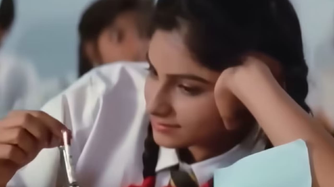 या गाण्याची लोकप्रियता वाढण्यामागे एक खास कारणही सांगितलं जातं. गाण्याच्या शूटिंगदरम्यान पूजा बेदी यांच्याकडून एक ‘ऊप्स मोमेंट’ घडला होता. त्या वेळी पूजा बेदी लाल रंगाच्या शॉर्ट ड्रेसमध्ये होत्या. 