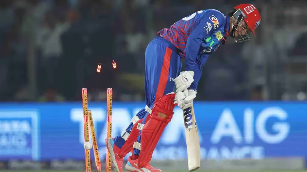 आयपीएल स्पर्धेतील पावरप्लेमध्ये सर्वात कमी धावांची नोंद आता दिल्ली कॅपिटल्सच्या नावावर नोंदवली गेली आहे. यापूर्वी राजस्थान रॉयल्सच्या नावावर असलेला नकोसा विक्रम आपल्या नावावर केला आहे. दिल्ली कॅपिटल्सने 6 षटकात 6 गडी गमवून 13 धावा केल्या. यापू्र्वी 2009 मध्ये राजस्थान रॉयल्सने आरसीबीविरुद्ध 2 गडी गमवून 14 धावा केल्या होत्या.  तर सनरायझर्स हैदराबादने 2022 मध्ये 3 गडी गमवून 14 धावा केल्या होत्या. (Photo: IPL/BCCI)