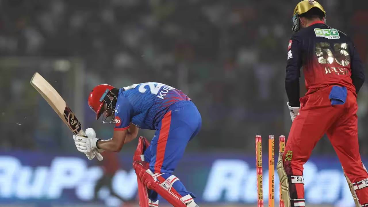 आयपीएल स्पर्धेत दिल्ली कॅपिटल्स आणि रॉयल चॅलेंजर्स बंगळुरू यांच्यात सामना होत आहे. या सामन्यात दिल्ली कॅपिटल्स संघ 16.3 षटकात 75 धावांवर बाद झाला. ही या पर्वातील सर्वात कमी धावसंख्या असून दिल्ली कॅपिटल्सच्या नावावर नकोसा विक्रम रचले गेले आहेत.  (Photo: IPL/BCCI)