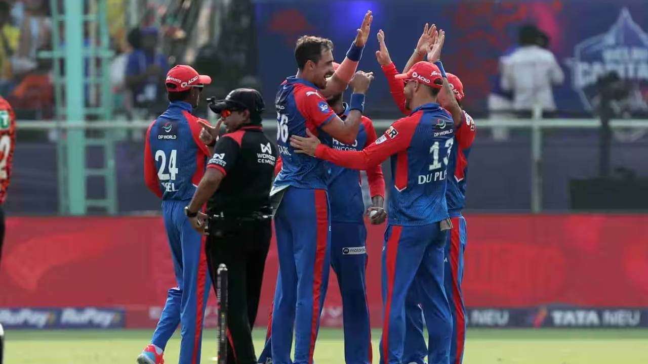 आयपीएलच्या सुरुवातीच्या टप्प्यात दुखापतीमुळे सहभागी होऊ शकला नाही. आता स्टार्क भारतात येणार असल्याने दिल्ली कॅपिटल्स संघाला दिलासा मिळणार आहे. क्रिकेट ऑस्ट्रेलियाच्या मंजुरीनंतर दिल्ली कॅपिटल्स संघात सामील होईल आणि 1 मे रोजी होणाऱ्या सामन्यासाठी सज्ज होण्याची शक्यता आहे. (Photo: IPL/BCCI)