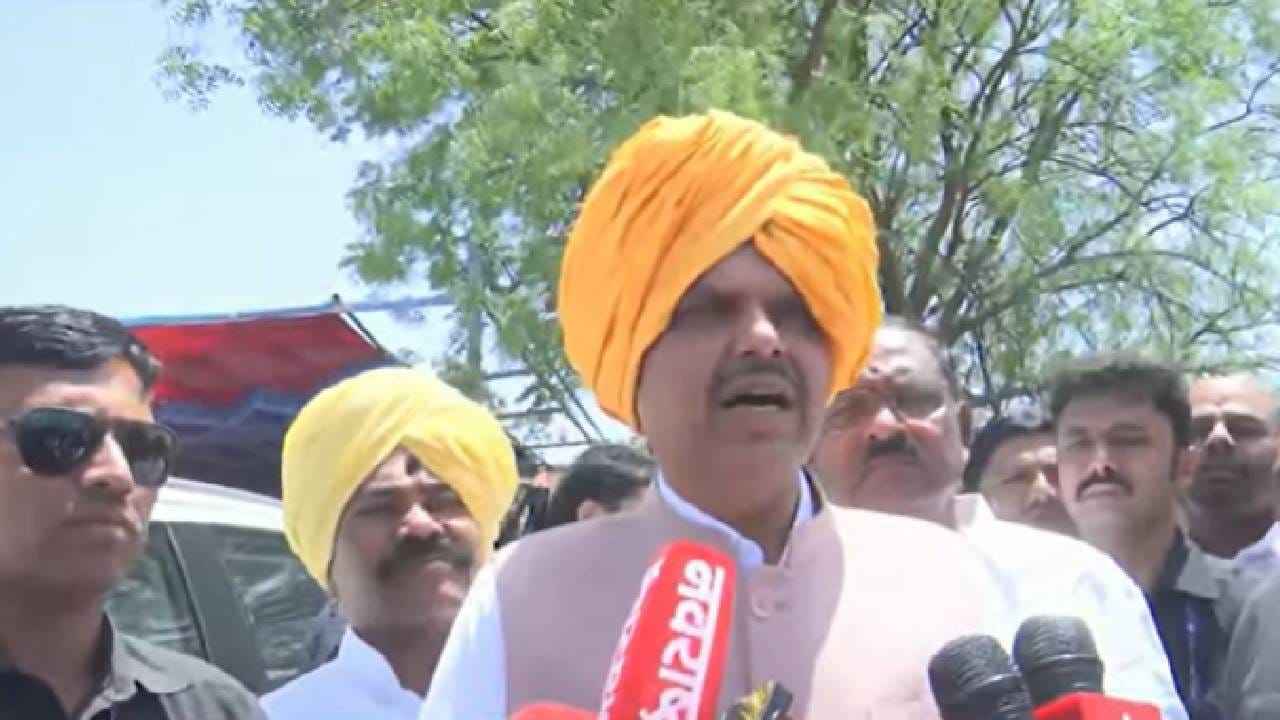 हर्षवर्धन सपकाळ यांच्यासोबत मी फोनवर चर्चा केली, त्यावेळी ते... देवेंद्र फडणवीस यांचा खुलासा.. हर्षवर्धन सपकाळ यांच्यासोबत मी फोनवर चर्चा केली, त्यावेळी ते... देवेंद्र फडणवीस यांचा खुलासा..