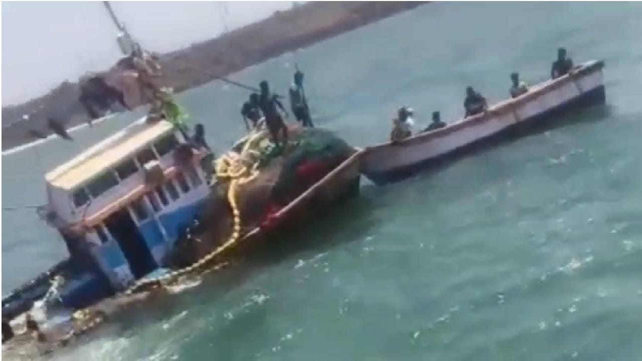 ही घटना मिठमुंबरी ते देवगड पवनक्कीसमोरील समुद्री पट्ट्यात घडल्याची माहिती मिळाली आहे.