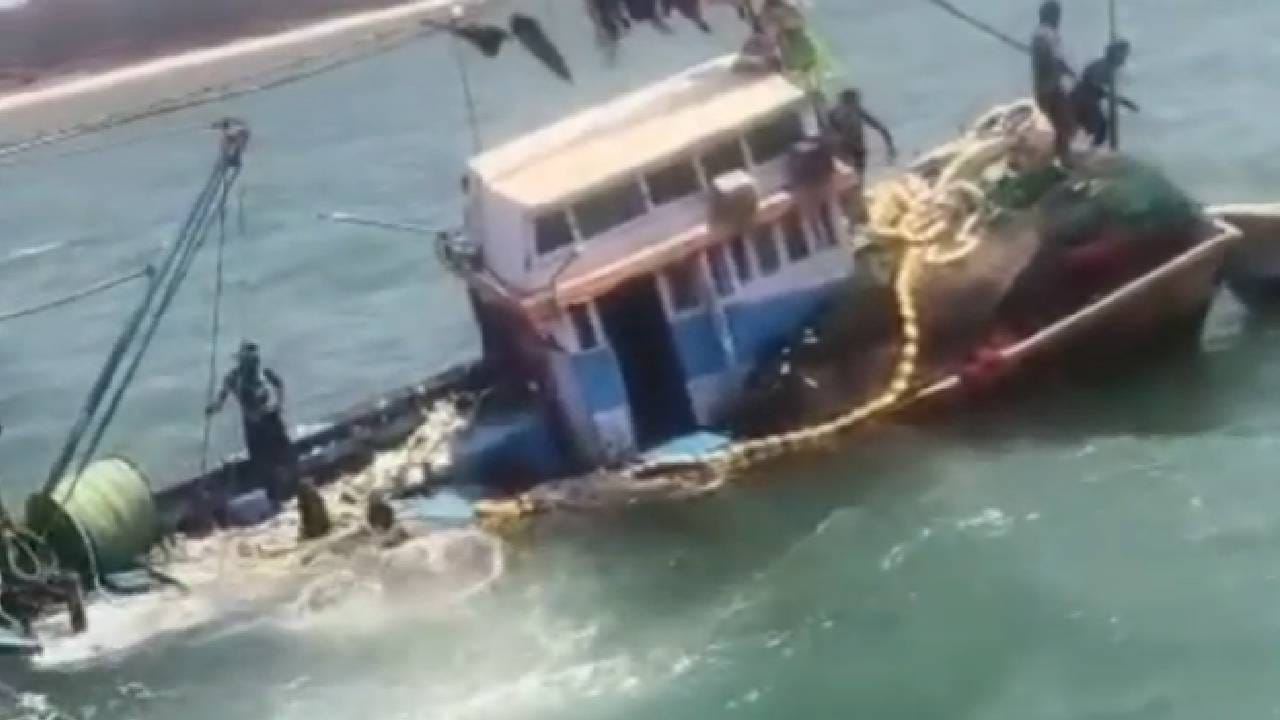 दरम्यान, संकटात सापडलेल्या खलाशांनी मदतीसाठी हाक दिल्यानंतर परिसरातील स्थानिक मच्छिमार तत्काळ घटनास्थळी दाखल झाले.  त्यांनी बचावकार्य राबवत सर्व खलाशांना सुरक्षित किनाऱ्यावर आणण्यात यश मिळवले.