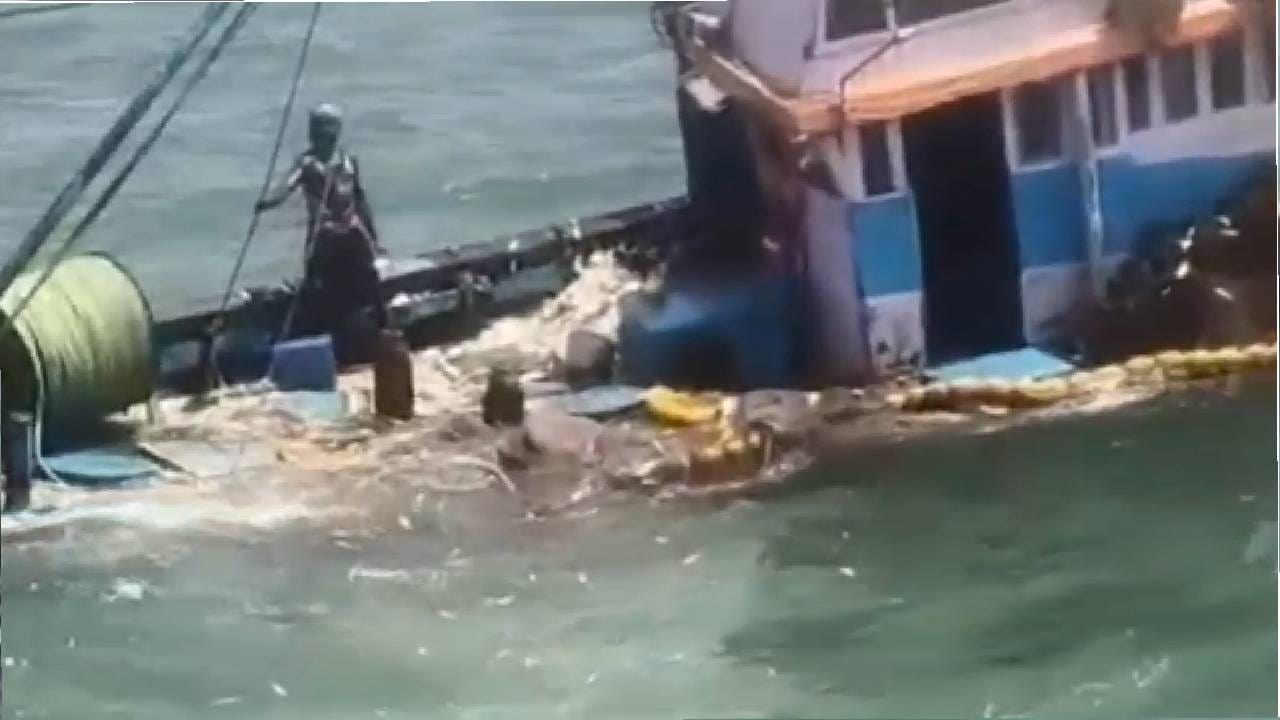 या नौकेवर तांडेलासह सुमारे १५ ते २० खलाशी होते. वाऱ्याचा वाढलेला वेग आणि उंच लाटांमुळे नौकेचा तोल जाऊन ही दुर्घटना घडली. 