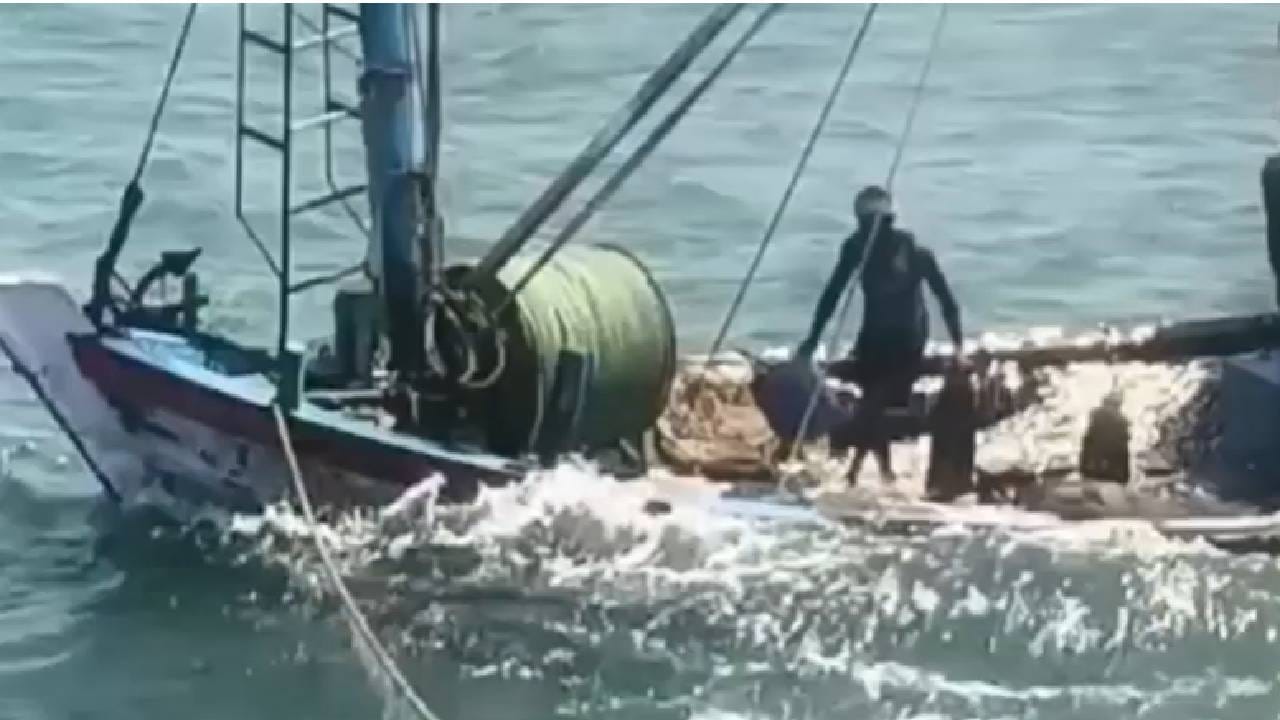 सुदैवाने जीवितहानी टळली असली तरी संपूर्ण नौका समुद्रात बुडाल्याने कोट्यवधी रुपयांचे आर्थिक नुकसान झाले आहे. घटनेमुळे मच्छिमारांमध्ये हळहळ व्यक्त होत आहे