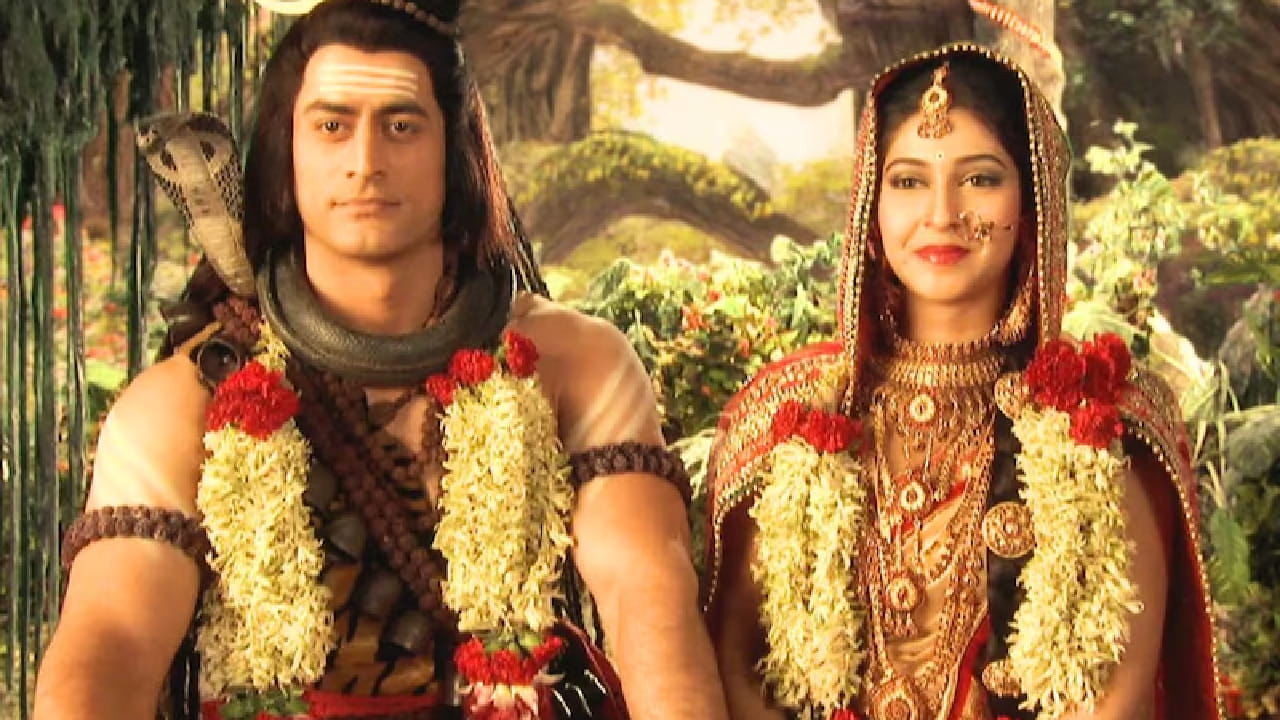 त्यामुळे प्रेक्षकांना हा केवळ मनोरंजनाचा भाग न वाटता, एक आध्यात्मिक अनुभव असल्यासारखं जाणवत होतं. या मालिकेत भगवान शिवांची भूमिका मोहित रैना यांनी साकारली होती, जी प्रेक्षकांनी प्रचंड पसंत केली. त्यांचा शांत, गंभीर आणि प्रभावी अभिनय आजही लोकांच्या मनात घर करून आहे.