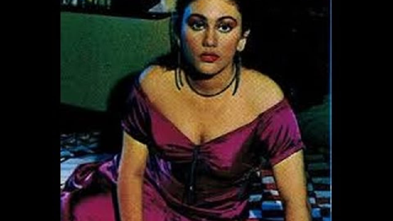 चित्रपटसृष्टीत अनेक कलाकारांना प्रसिद्धी मिळते पण काही मोजके कलाकार असे असतात ज्यांना केवळ स्टारडमच नाही तर प्रेक्षकांकडून अपार आदरही मिळतो. अशाच एका अभिनेत्रीबद्दल आज आज जाणून घेणार आहोत.