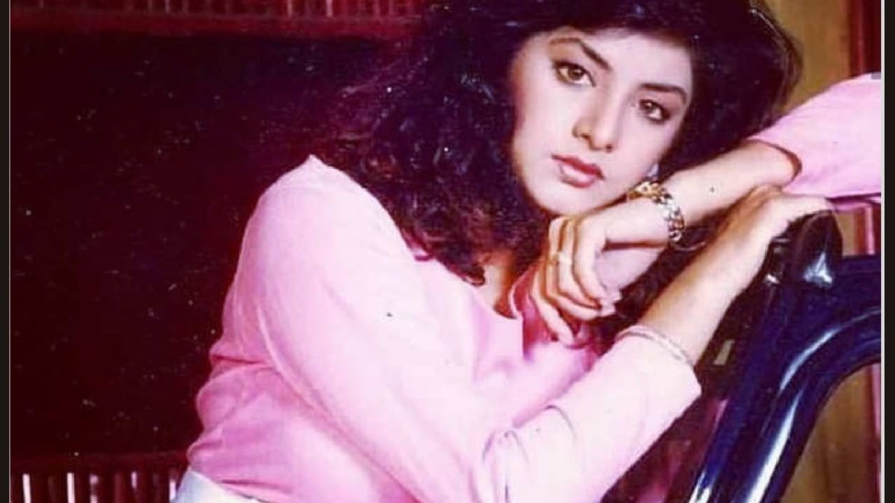 कारकिर्दीच्या शिखरावर असतानाच त्यांना प्रेम झालं साजिद नाडियाडवाला यांच्यावर. दोघांची भेट 'शोला और शबनम'च्या सेटवर झाली होती. त्या वेळी साजिद हे गोविंदाला भेटण्यासाठी सेटवर येत असत. पहिल्याच भेटीत ते दिव्या यांच्या प्रेमात पडले. दोघांनी गुप्तपणे लग्न केलं.