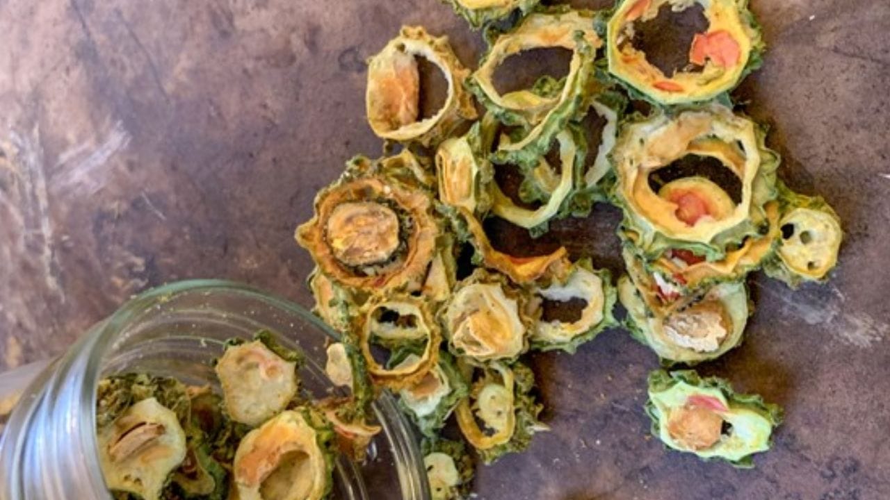  सुकलेल्या कारल्याचा ज्यूस पिल्याने रक्तातील साखरेची पातळी नियंत्रणात राहण्यास मदत होते. नियमितपणे सुकवलेल्या कारल्याचे सेवन केल्याने शरीरातील ग्लुकोज चयापचय सुधारतो.