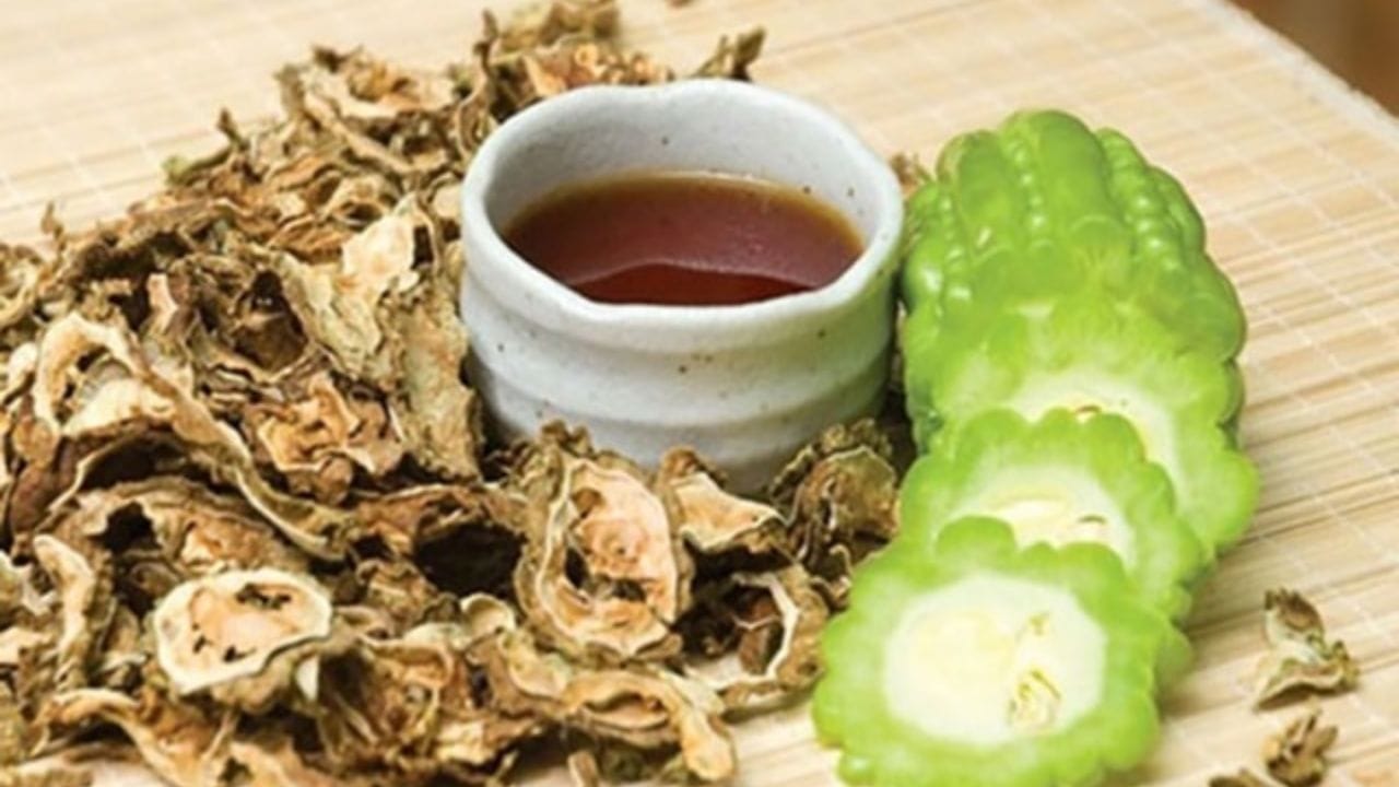 विशेष म्हणजे सुकलेल्या कारल्याचा ज्यूस पिल्यास मधुमेहाची समस्या कायमची दूर होण्यास मदत होते. त्या चारॅन्टिन आणि इन्सुलिनसारखे घटक असतात. जे आरोग्यासाठी फायदेशीर आहेत. 