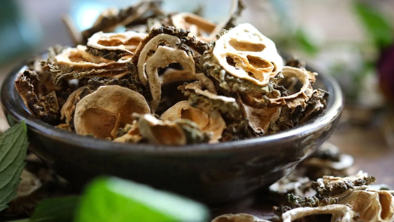 लोक ते रात्रभर पाण्यात भिजवून ठेवतात आणि सकाळी रिकाम्या पोटी ते पाणी पितात, ज्यामुळे साखरेची पातळी संतुलित राखण्यास मदत होते. रिकाम्या पोटी हा ज्यूस पिणे अधिक फायदेशीर ठरते. 