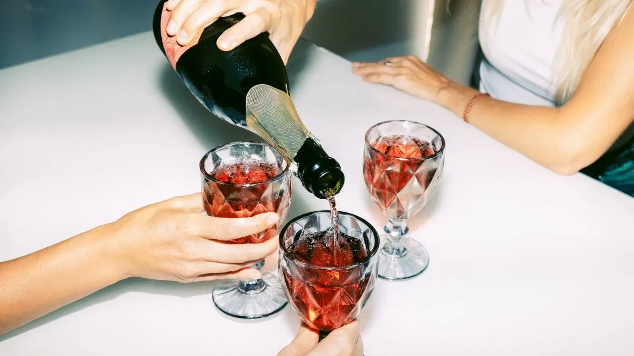 अल्कोहल शरीरात कसे शोषले जाते? असा प्रश्न अनेकांना पडतो. अल्कोहल प्रथम तोंडातून आत जातो आणि नसांमधून मिसळतो. पोटापर्यंत पोहोचताना २० टक्के अल्कोहल रक्तात शोषला जातो. लहान आतडीपर्यंत पोहोचताना तो ७५ ते ८५ टक्के पर्यंत शोषला जातो. अल्कोहल यकृत पूर्णपणे खराब करेपर्यंत शरीरात फिरत राहतो. पिण्याच्या ५ ते १० मिनिटांत तो मेंदूपर्यंत पोहोचतो आणि त्यामुळे मूड बदलतो.