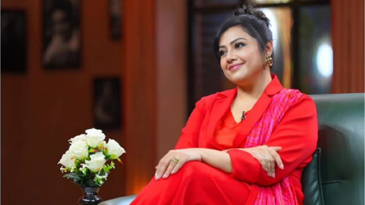 मीनाच्या चेन्नईतील घराच्या कथित 100 कोटी रुपयांच्या डीलमुळे मनोरंजन विश्वात खळबळ उडाली आहे. मात्र अधिकृत माहिती समोर येईपर्यंत या चर्चेकडे सावधपणे पाहण्याची गरज आहे.