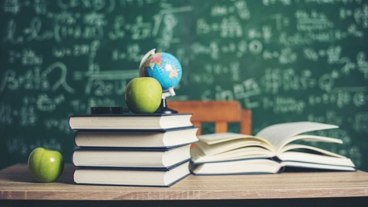 जपान आणि दक्षिण कोरिया : या यादीत जपान तिसऱ्या स्थानावर आहे तर दक्षिण कोरिया चौथ्या स्थानावर आहे. जपानमधील तंत्रज्ञान आणि शिस्तबद्ध शिक्षण पद्धती यासाठी प्रसिद्ध आहे.