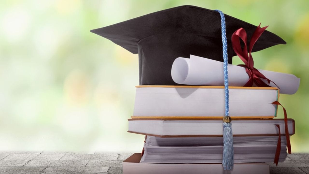 दुसऱ्या क्रमांकावर आयरलँड : शिक्षणाच्या बाबतीत आयरलँड दुसऱ्या क्रमांकावर असून येथील 58% लोकसंख्या पदवीधर आहे. या देशातील शिक्षण व्यवस्था खूप प्रगत आहे. 