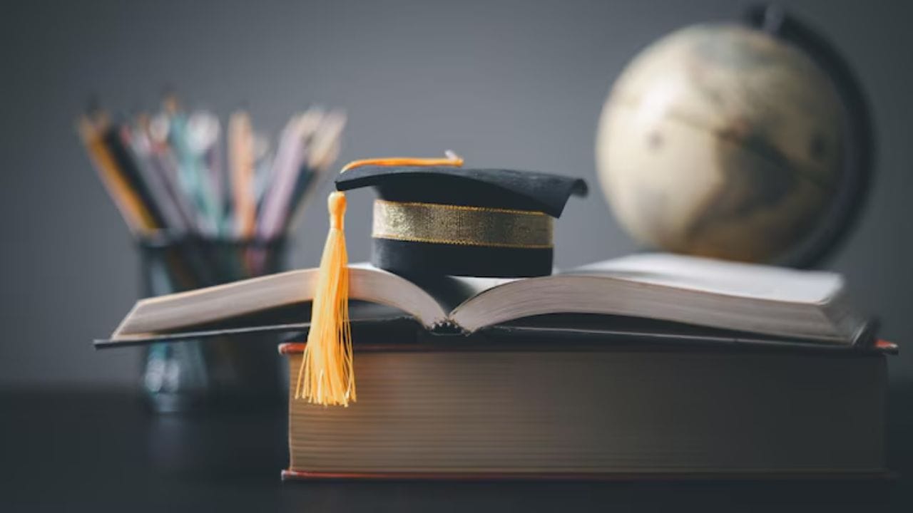 कॅनडा अव्वल स्थानी : ओईसीडी (OECD) च्या अहवालानुसार, कॅनडा हा जगातील सर्वात शिक्षित देश ठरला आहे. येथील सुमारे 63% प्रौढ व्यक्तींकडे कॉलेजची पदवी किंवा त्यापेक्षा उच्च शिक्षणाची पदवी आहे. 