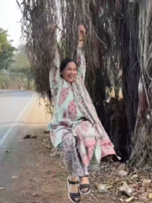 गावच्या शेतात रमली अभिनेत्री, शेतात गेली, चिंचा काढल्या अन् रोडच्या कडेला झोका खेळत...