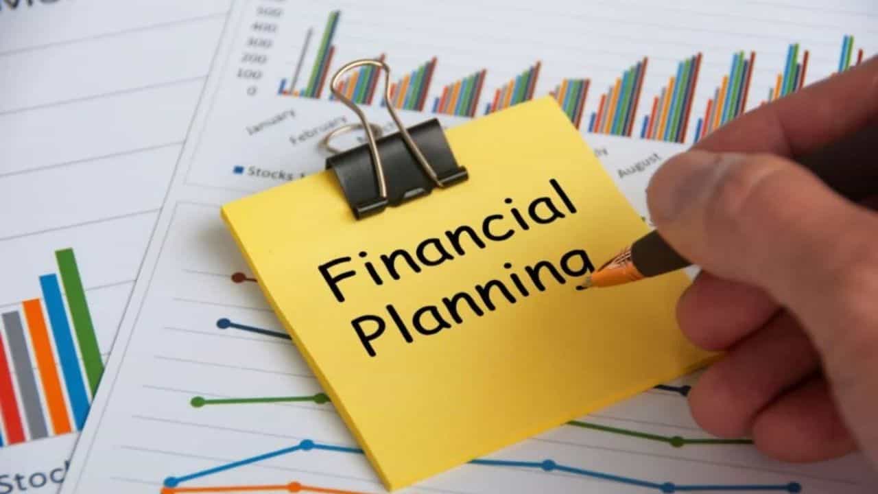 फक्त कमवू नका, सुरक्षितही करा, 30 च्या वयात इस्टेट प्लॅनिंग का गरजेचं? जाणून घ्या