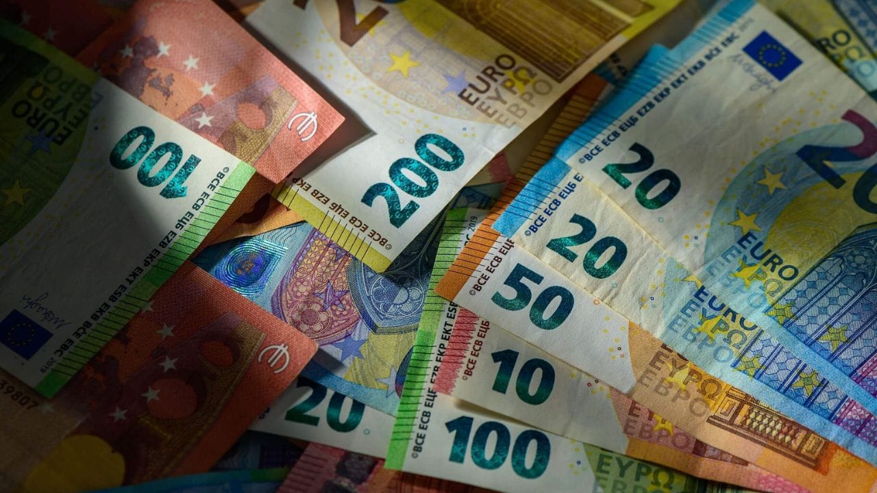 आर्थिक संकट आणि चलन बदल: काही देशांनी गंभीर आर्थिक संकट किंवा महागाईमुळे (Hyperinflation) स्वतःचे चलन सोडून दिले आहे. उदाहरणार्थ, झिम्बाब्वे ने आर्थिक संकटानंतर अमेरिकन डॉलर आणि इतर चलनांचा स्वीकार केला होता.