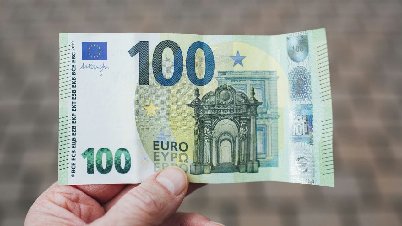 युरोपमधील श्रीमंत देश: युरोपमधील मोनॅको (Monaco) हा अशा देशांपैकी एक आहे. हा देश अतिशय श्रीमंत असूनही स्वतःचे चलन वापरण्याऐवजी यूरो (Euro) वापरतो.