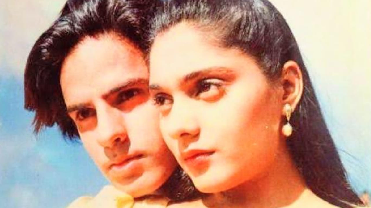 1990 साली प्रदर्शित झालेल्या या चित्रपटाचे दिग्दर्शन महेश भट्ट यांनी केले होते. या चित्रपटातील गाणी, कथा आणि रोमँटिक केमिस्ट्रीमुळे तो सुपरहिट ठरला. विशेषत राहुल रॉयची रोमँटिक हिरो अशी प्रतिमा तयार झाली. अनु अग्रवाल देखील प्रचंड प्रसिद्धी झाली.