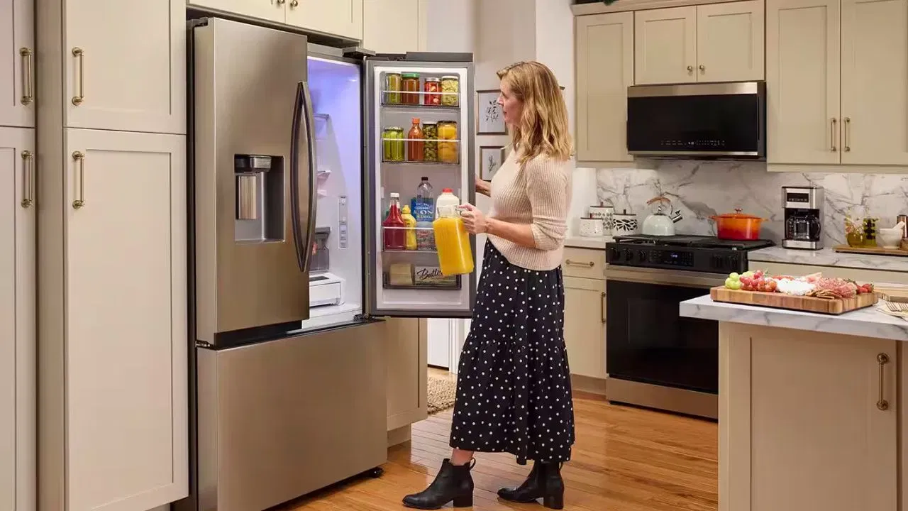 विद्युत पुरवठा आणि काळजी : डीप फ्रीजर प्रभावीपणे काम करण्यासाठी तो सतत वीज पुरवठ्याला जोडलेला असणे आवश्यक आहे. तसेच त्यामध्ये हवेच्या अभिसरणासाठी थोडी जागा सोडणे गरजेचे असते.