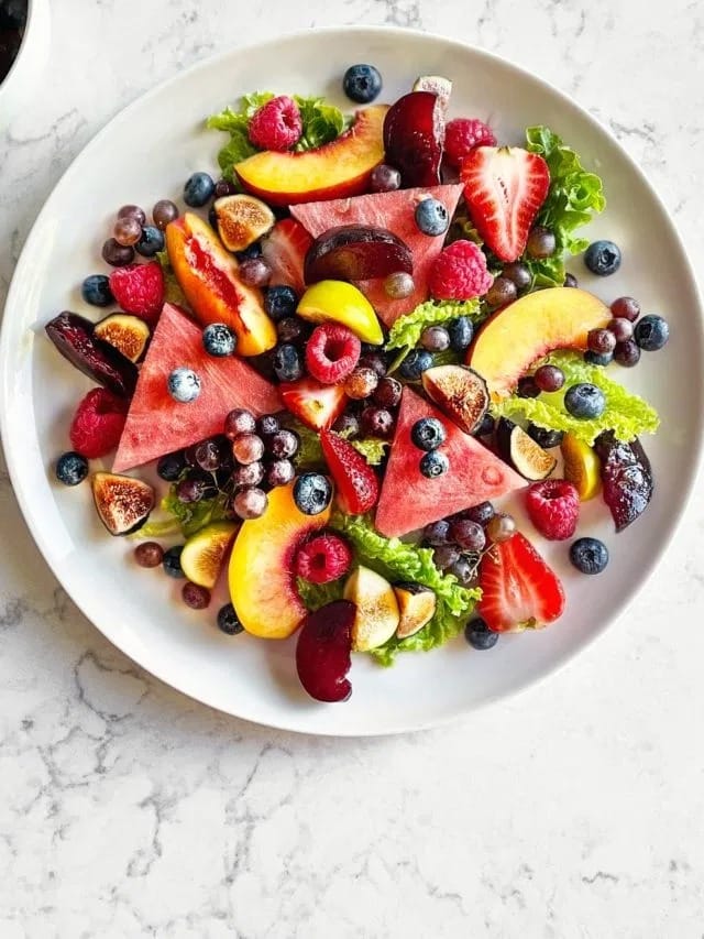 उन्हाळ्यात ही फळे नक्की खावीत