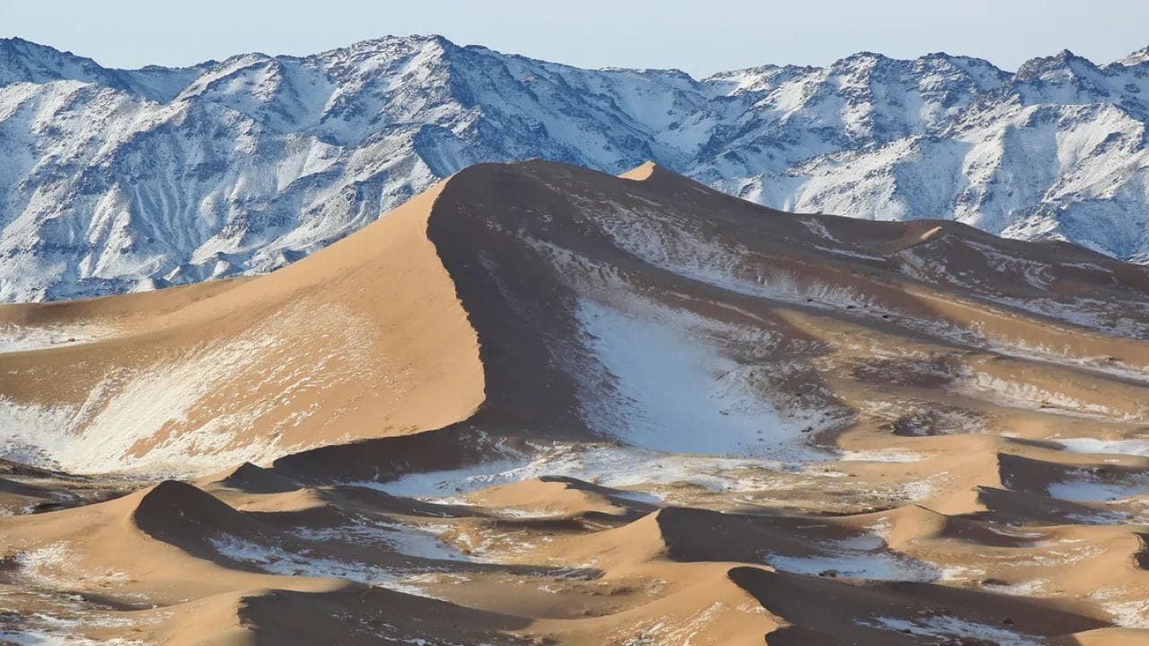 दिवसा उष्णता रात्री कडाक्याची थंडी : या ठिकाणी माणसाला प्रखर उष्णता आणि हाडे गोठवणारी थंडी दोन्ही सहन करावी लागते. साधारणपणे लोकांना वाटते की वाळवंट म्हणजे फक्त उष्णता पण गोबी वाळवंट याला अपवाद आहे.