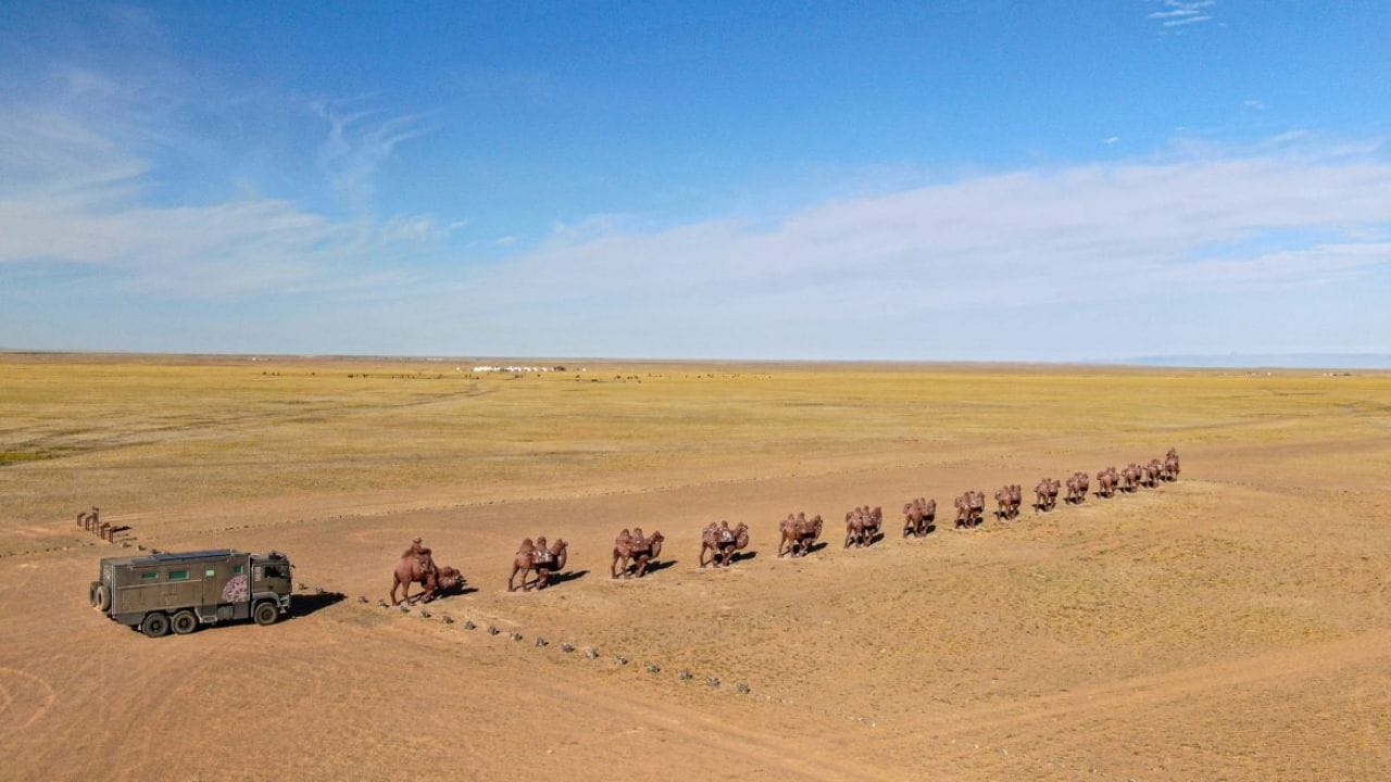 नाव काय :  आपण ज्या ठिकाणाबद्दल बोलत आहोत त्याचे नाव आहे गोबी वाळवंट. हे वाळवंट मंगोलिया आणि चीन या दोन देशांमध्ये पसरलेले आहे. गोबी वाळवंट जगातील सर्वात मोठ्या आणि कठीण वाळवंटांपैकी एक मानले जाते.  