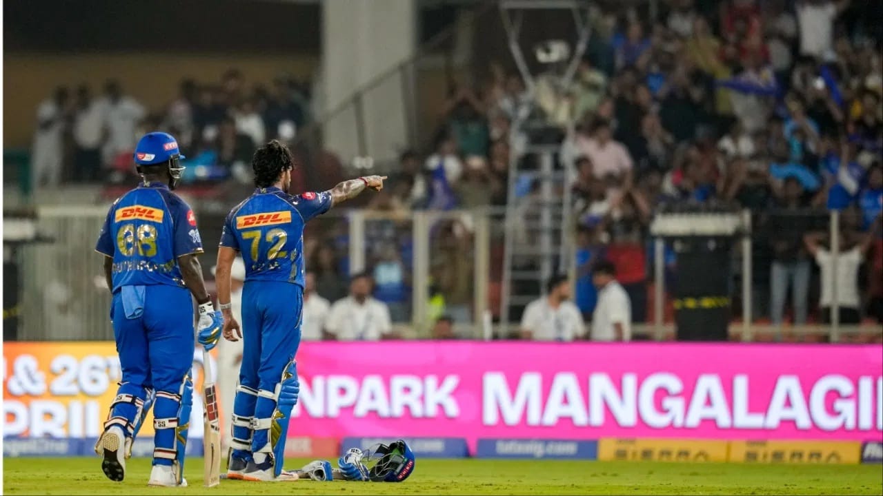 तिलकने केलेल्या नाबाद शतकाच्या जोरावर मुंबईने गुजरातसमोर 200 धावांचं आव्हान ठेवलं होतं. मात्र गुजरातला एकट्या तिलकने केलेल्या धावाही करता आल्या नाहीत. तिलकने 101 धावा केल्या. तर मुंबईने गुजरातला 100 धावांवर गुंडाळलं. तिलक यासह प्रतिस्पर्धी संघापेक्षा सरस कामगिरी करणारा मुंबईचा पहिला फलंदाज ठरला. (Photo Credit: PTI)