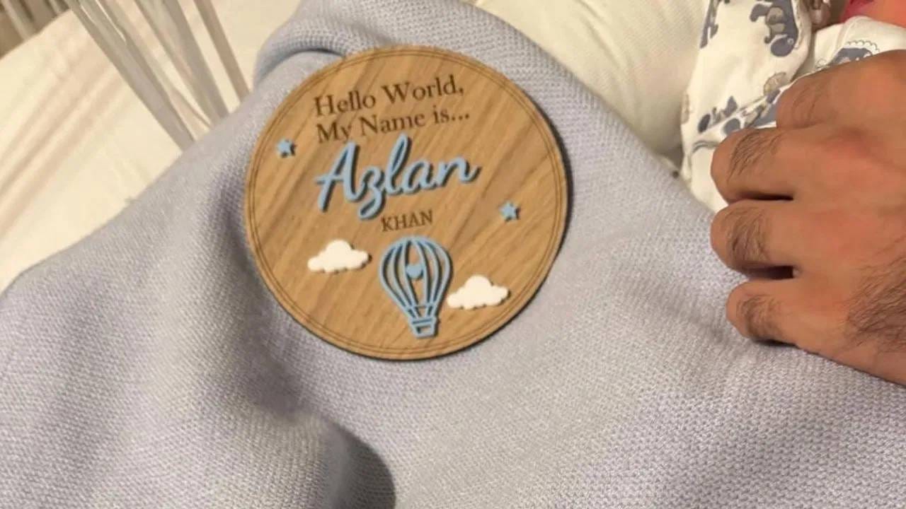 राशीद खानने आपल्या मुलाचं नाव अझलान खान ठेवलं आहे. सोशल मीडियावर फोटो शेअर करत त्याने लिहिलं की अल्हम्दुलिल्लाह माझ्या छोट्या राजकुमारा जगात तुझे स्वागत आहे. आम्हाला तुमच्या प्रार्थनेत ठेवा. (PHOTO CREDIT- INSTAGRAM)