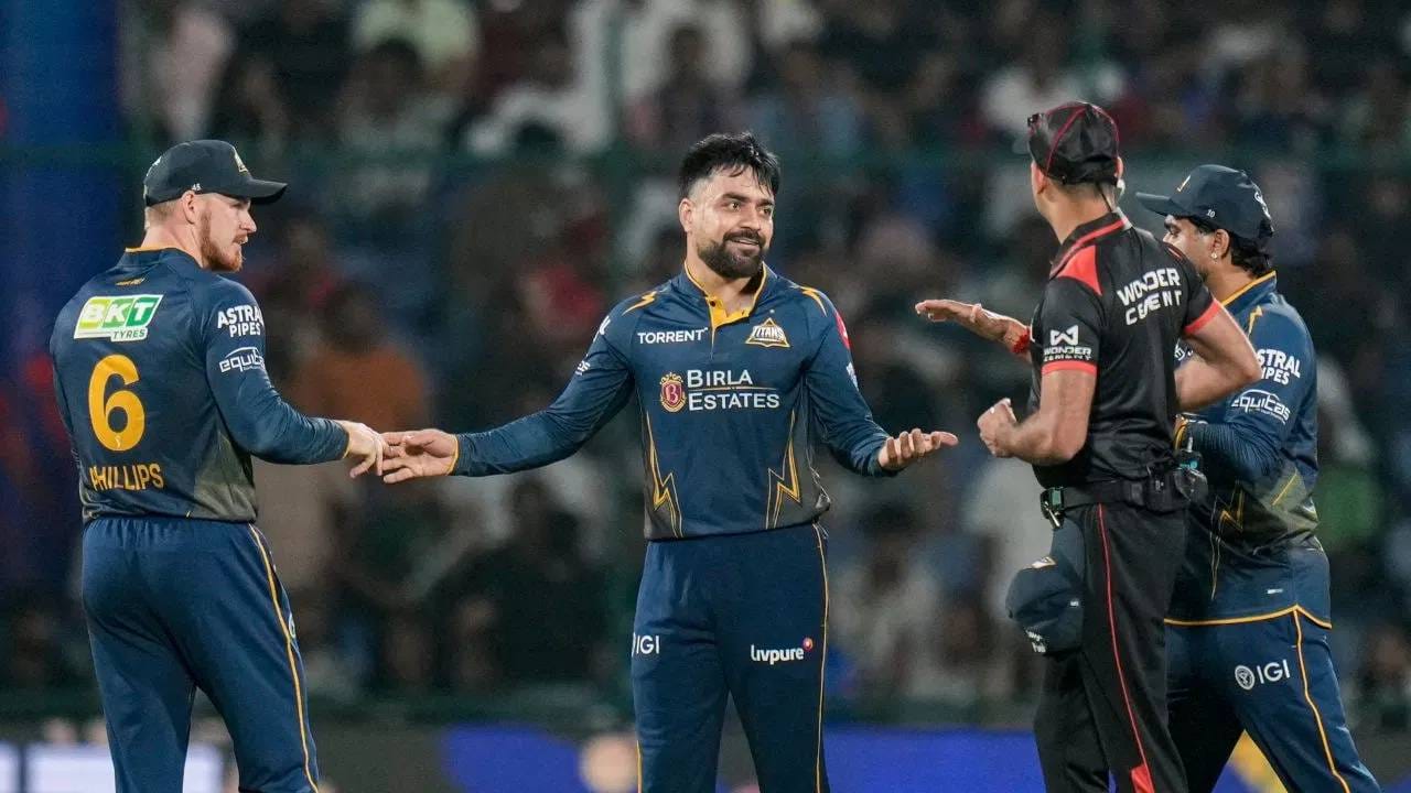 आयपीएल 2026 स्पर्धा सुरू आहे आणि गुजरात टायटन्सचा स्टार फिरकीपटू राशीद खान फॉर्मात परतत असल्याचं दिसत आहे. असं असताना त्याला एक आनंदाची बातमी मिळाली आहे. त्याच्या घरी बाळ जन्माला आलं आहे. ही माहिती त्याने सोशल मीडियावरून दिली. (PHOTO CREDIT- PTI)