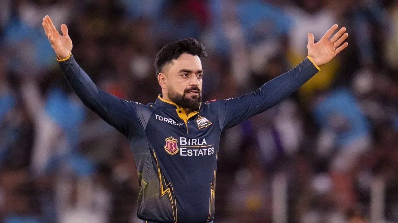 राशीद खानने आयपीएल 2026 स्पर्धेत आतापर्यंत पाच सामने खेळले असून एकूण 6 विकेट घेतल्या आहेत. या स्पर्धेत त्याने गुजरात टायटन्ससाठी एकदा कर्णधारपदही भूषवलं आहे. या सामन्यात शुबमन गिल खेळला नव्हता. (PHOTO CREDIT- PTI)