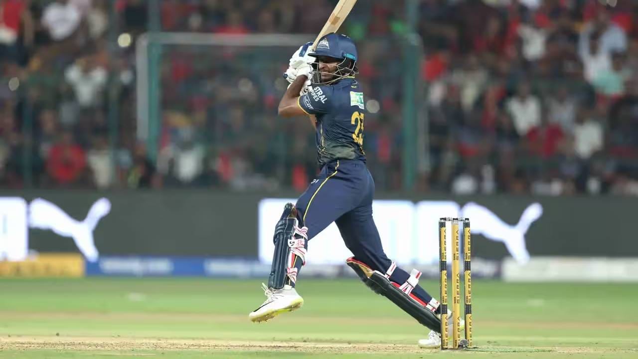 साई सुदर्शनला मुंबई इंडियन्सविरुद्ध आपले खातेही उघडता आले नाही. मात्र, आरसीबीविरुद्ध 33 चेंडूंमध्ये अर्धशतक झळकावले. यासोबतच त्याने आयपीएल इतिहासात सर्वात जलद 2000 धावा करण्याचा मान मिळवला आहे. (Photo: IPL/BCCI)