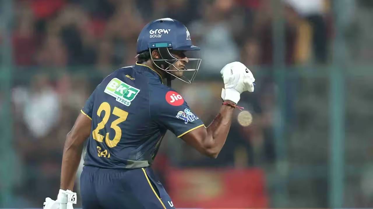 साई सुदर्शनने 58 चेंडूत 11 चौकार आणि 5 षटकारांच्या मदतीने 100 धावांची खेळी केली. यावेळी त्याचा स्ट्राईक रेट हा 172.41 चा होता. त्याच्या शतकामुळे गुजरात टायटन्सला समाधानकारक धावसंख्या करता आली. आयपीएल स्पर्धेत त्याने सलग तिसऱ्या पर्वात शतक ठोकलं आहे. यापूर्वी 2024 आणि 2025 मध्ये शतक ठोकलं होतं. (Photo: IPL/BCCI)